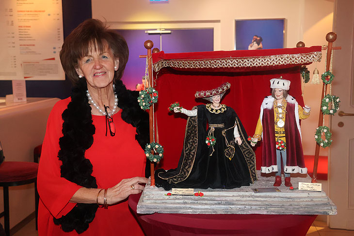 Künstlerin Marille Rüb (li.) hatte den Baldachin des Herzogpaares der Landshuter Hochzeit mit in den Seibersaal gebracht (©Foto: Martin Schmitz) 